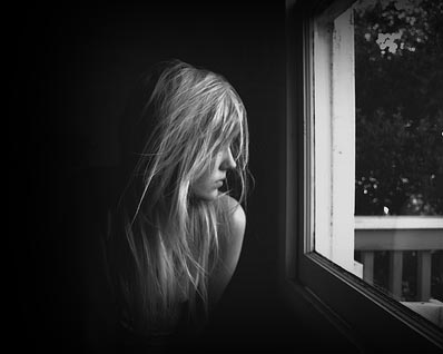 donna_bella_bionda_alla_finestra_foto_in_bianco_e_nero